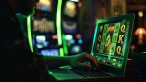 ဂိမ်းလော်ဘီ Casino ဂိမ်းများ ပြည့်နှက်နေသောညပိုင်းနီယွန်မြင်ကွင်း
